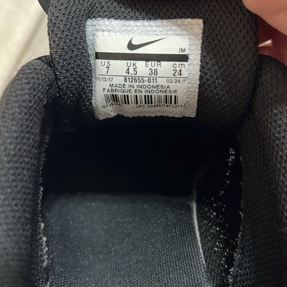 Women’s Black & White Nike - Picture 9 of 9